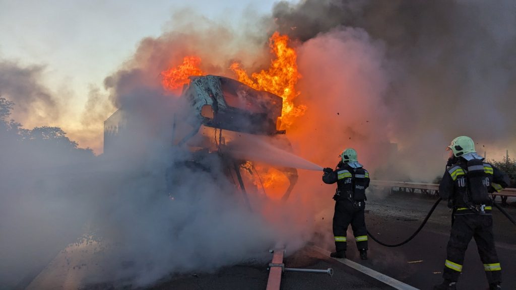 Lángoló kamion, laposra préselődött kisbusz – sokkoló képek az M1-es történt balesetekről
