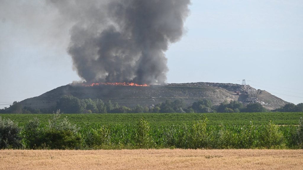 Kigyulladt egy hulladéklerakó Cegléden, a tűzoltók jelentős erőkkel vonultak ki
