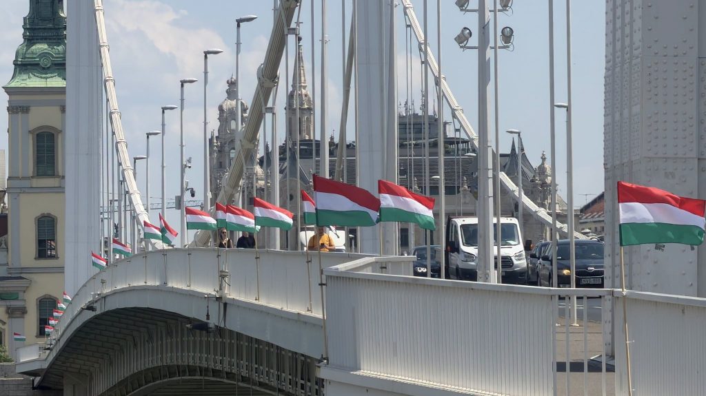 A Mi Hazánk magyar zászlókat rakott ki az Erzsébet hídra