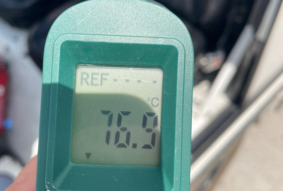 Reptéri dolgozó ült 76.9 °C-os műbőr ülésen, szakszervezet keresett.
