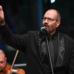 Nádas György Karinthy-gyűrűs humorista, színész, műsorvezető énekel a Dankó Rádió 10. születésnapja alkalmából tartott koncerten, a Dankó 10 gálán a Magyar Zene Házában 2022. december 20-án.