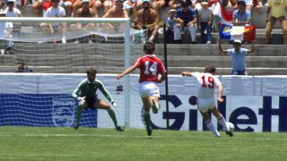 Belanov kapura lő az 1986-os szovjet-magyar meccsen.