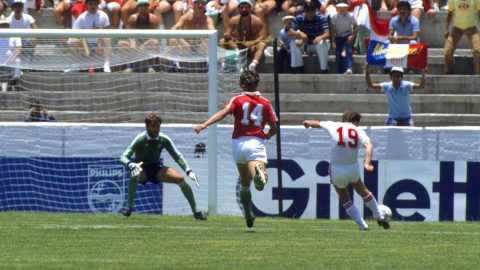 Belanov kapura lő az 1986-os szovjet-magyar meccsen.