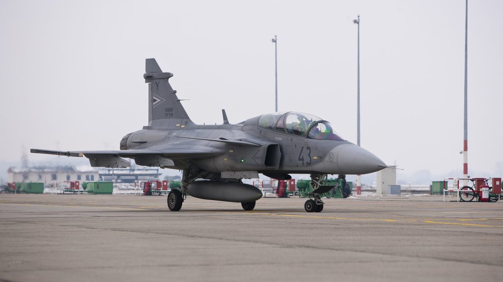Riasztani kellett a Gripeneket egy izraeli utasszállító miat