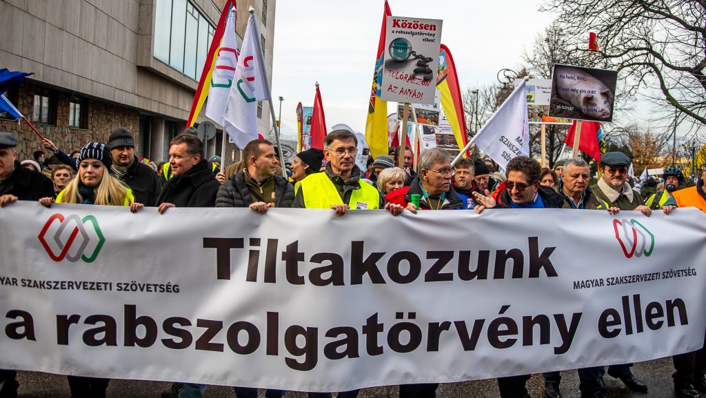 Magyar Péterhez és két miniszteréhez fordultak a szakszervezetek, egyeztetést sürgetnek