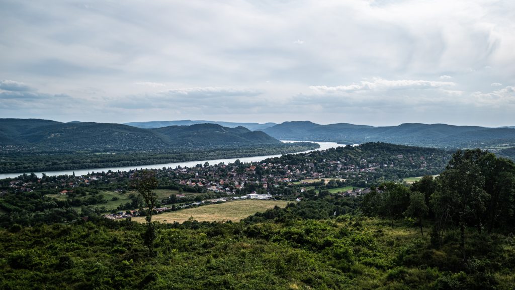 Kigyulladt egy tehervonat mozdonya a Dunakanyarban, estére állt helyre a menetrend