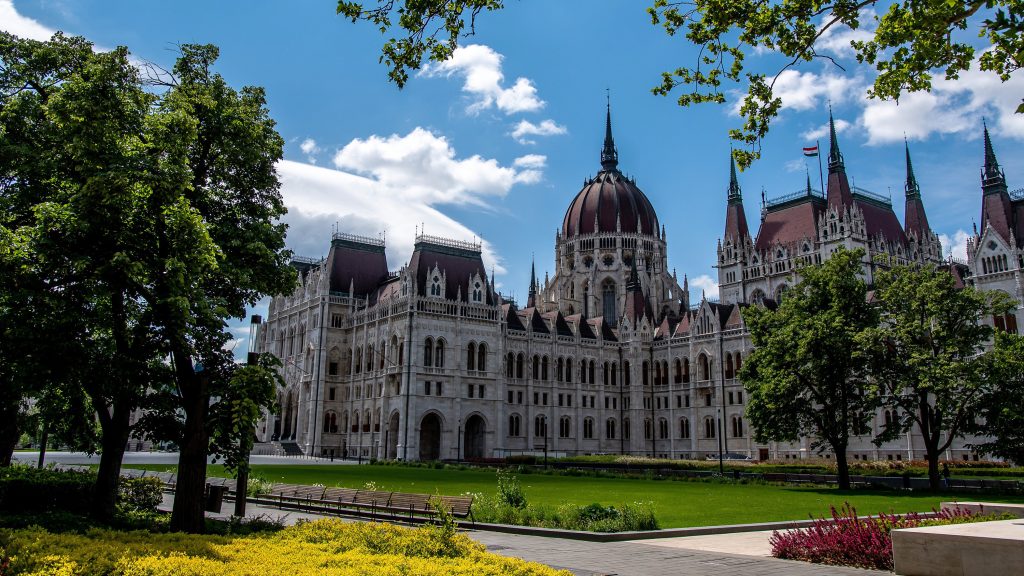 Fű alatt megvágják Sulyok Tamás fizetését