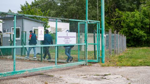 Menekülttábor a Vámosszabadi Oszágos Idegenrendészeti Főigazgatóság területén, Image: 522228220, Fotó: Farkas Norbert