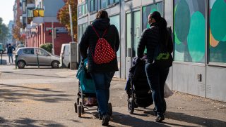 Kell-e bért emelni, ha a dolgozó visszatér a gyermekgondozási szabadságáról?