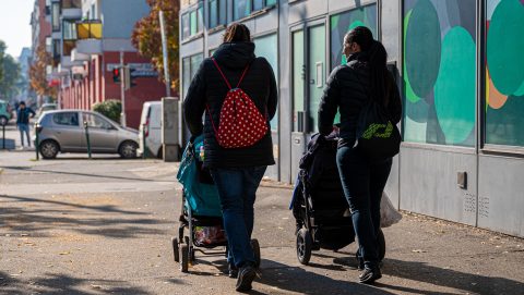 Kell-e bért emelni, ha a dolgozó visszatér a gyermekgondozási szabadságáról?