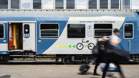​A Volánbusz nyári menetrendje június 16-án, a vasúti pedig június 18-án lép életbe. A népszerű turisztikai helyeket lényegesen sűrűbben kiszolgáló menetrend augusztus 28-ig lesz érvényben, melyet az utószezoni menetrend követ, alkalmazkodva a turisztikai szezonok változásához. Fotó: MÁV és Volánbusz, Image: 696672816, Fotó: Fotó 24Hu