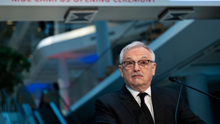 Győzelmi jelentéssel mondott le a Mol vezére a Corvinus feletti kuratórium éléről