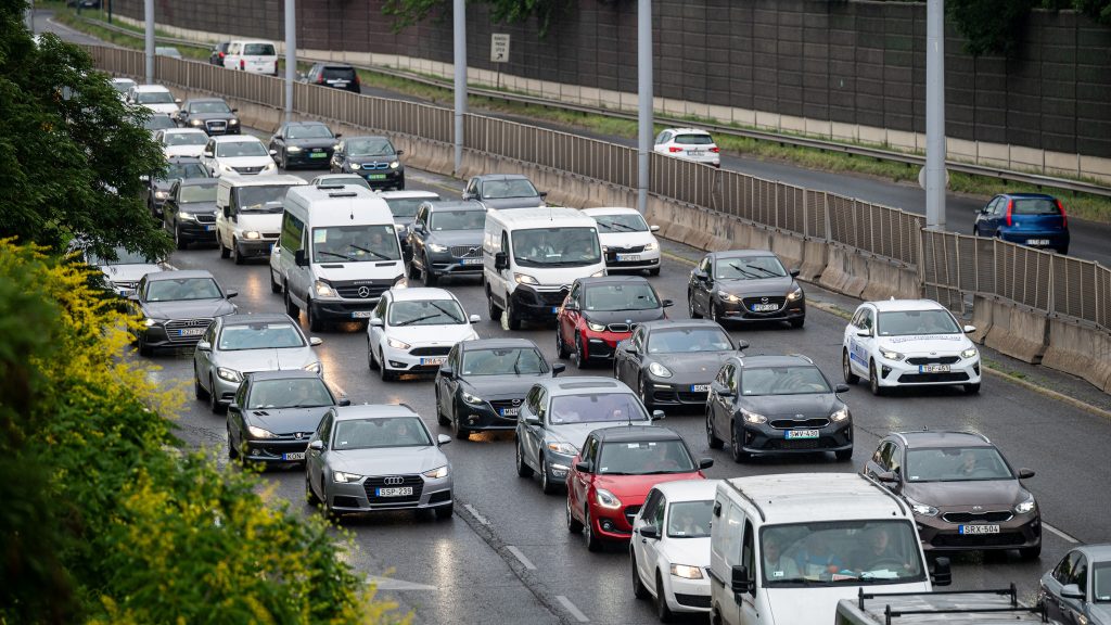 Öt hónapja maradt több tízezer autósnak a rendszámcserére