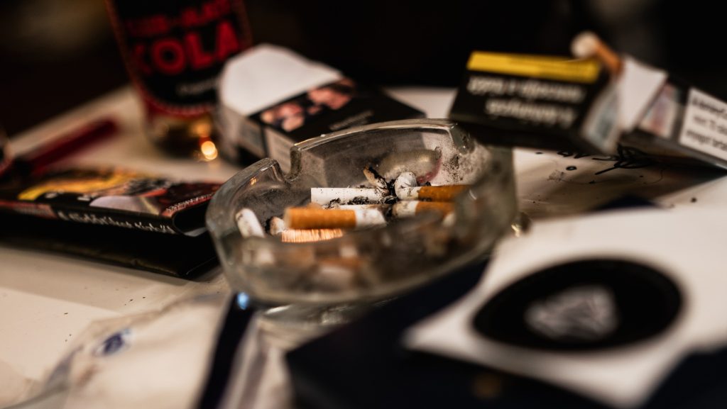 „Láttam olyan, padláson szárított dohányt, ami tele volt galambszarral” – kiszorította a csempészárut a saját gyártású hamis cigaretta a feketepiacon