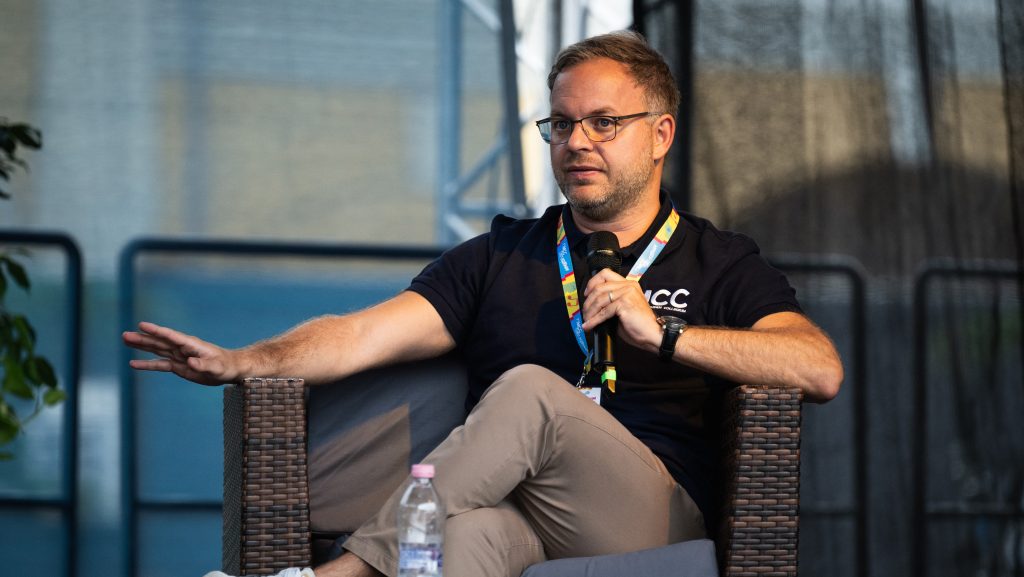 „Hol a szuverenitásról bullshittelsz, hol fürdesz a diákok sikerében, akik nem azért sikeres MCC-sek, mert te a rendszer része voltál, hanem annak ellenére” – beleszállt Orbán Balázsba az MCC Press vezetője
