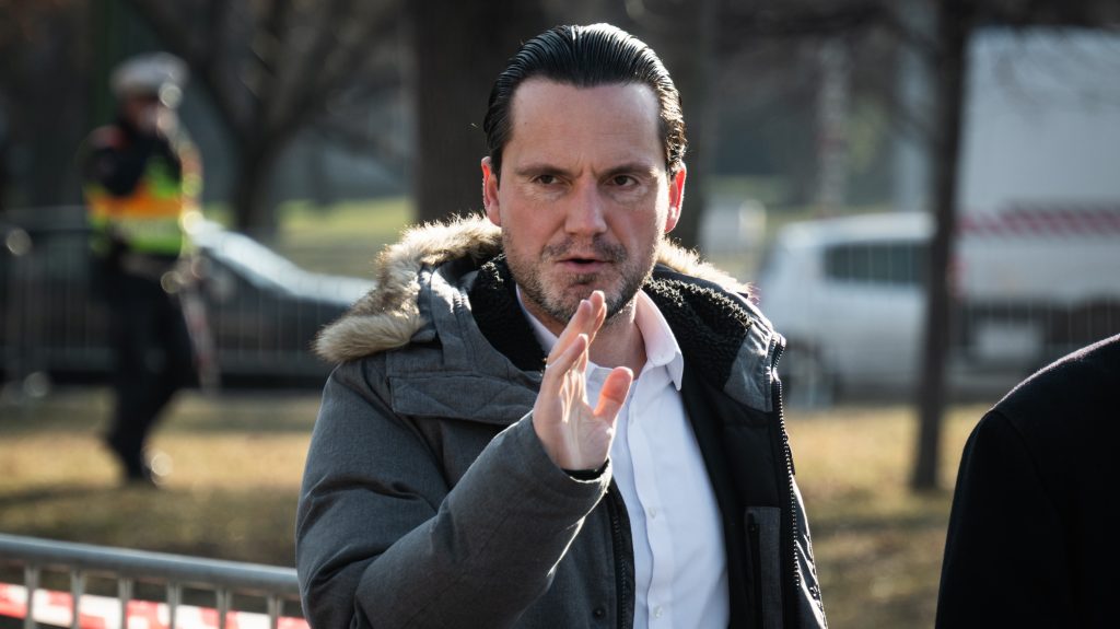 A Fidesz és a KDNP tiltakozik a Nemzeti hitvallás közintézményekből történő eltávolítása ellen