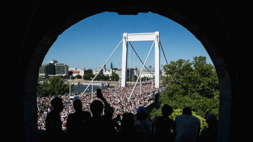 Melegházasságról szóló javaslat Magyar Péter asztalán