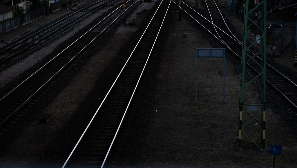 Áramütést szenvedett egy gyerek, aki egy vasúti sz