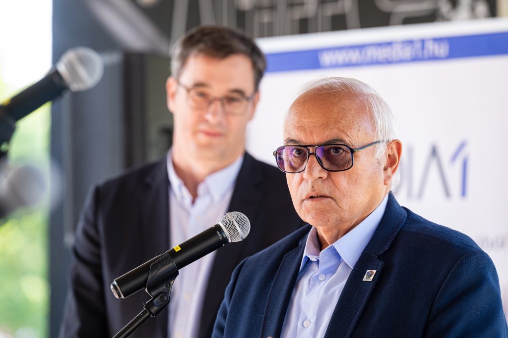 Több mint 8 millió forintot fizethet a propagandam