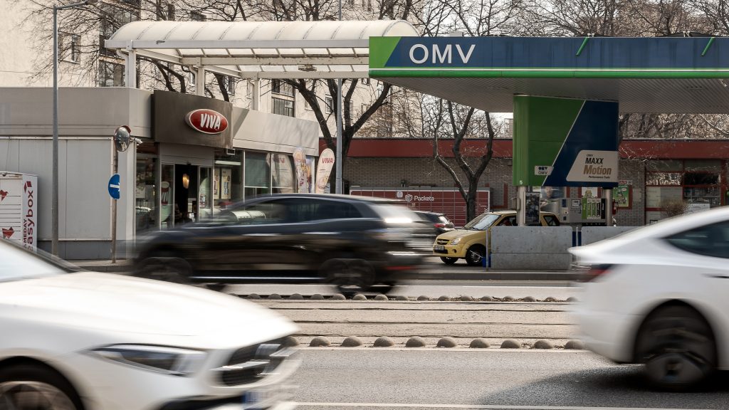 Leghamarabb két–három hét múlva érhet a kutakra a 78 dolláros olajár – ezek a védett ár kivezetésének hatásai