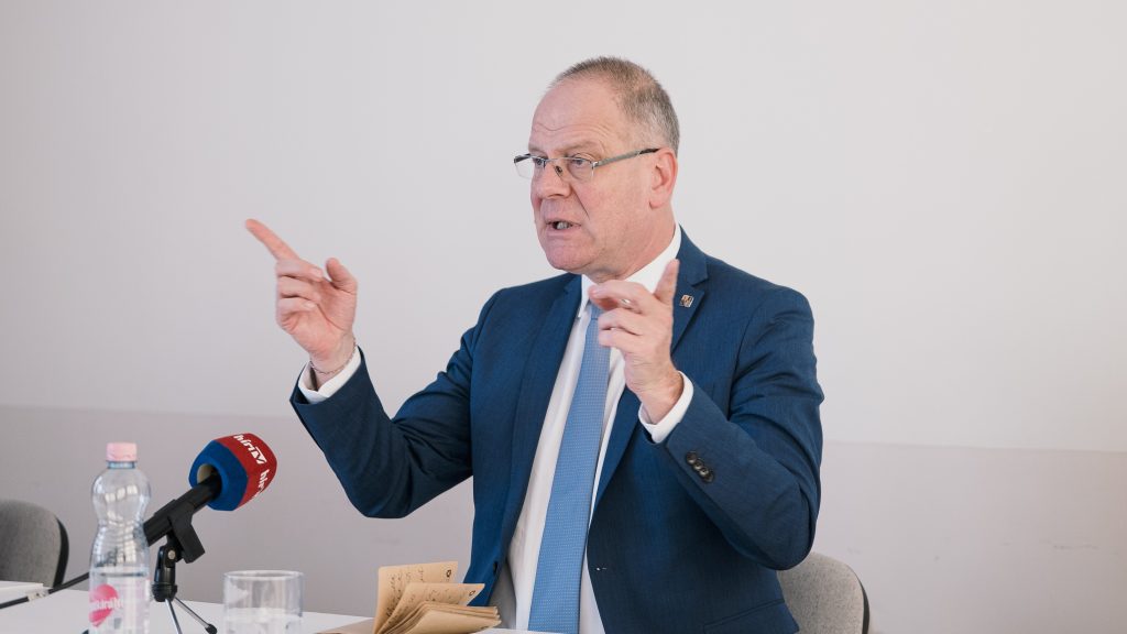 A fideszes sajtóra kér pénzt a „nemzeti tőkésektől” Navracsics Tibor és Ferencz Orsolya