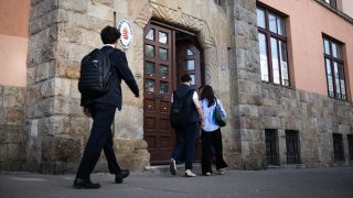Ennyi pénztől eshetnek el a családok, ha a gyerek kikerül a közoktatásból.