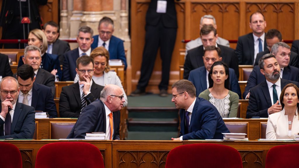 Lázár: nem ördögtől való, Gulyás: elfogadhatatlan – képviselőket kérdeztünk a 12 éves mandátumkorlátozásról
