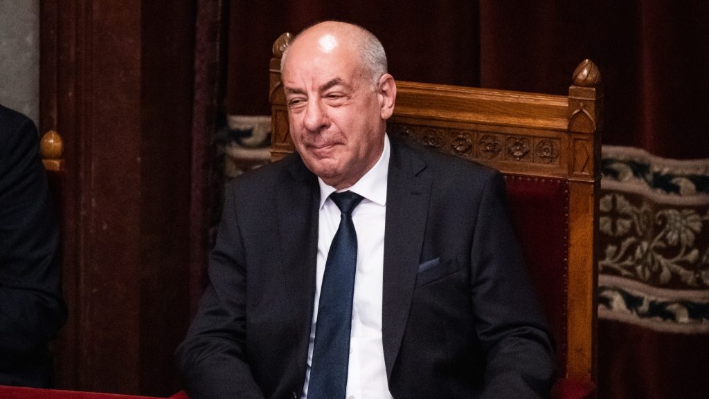 Sulyok Tamás kitüntetett egy idős gyermekvédelmi szakembert