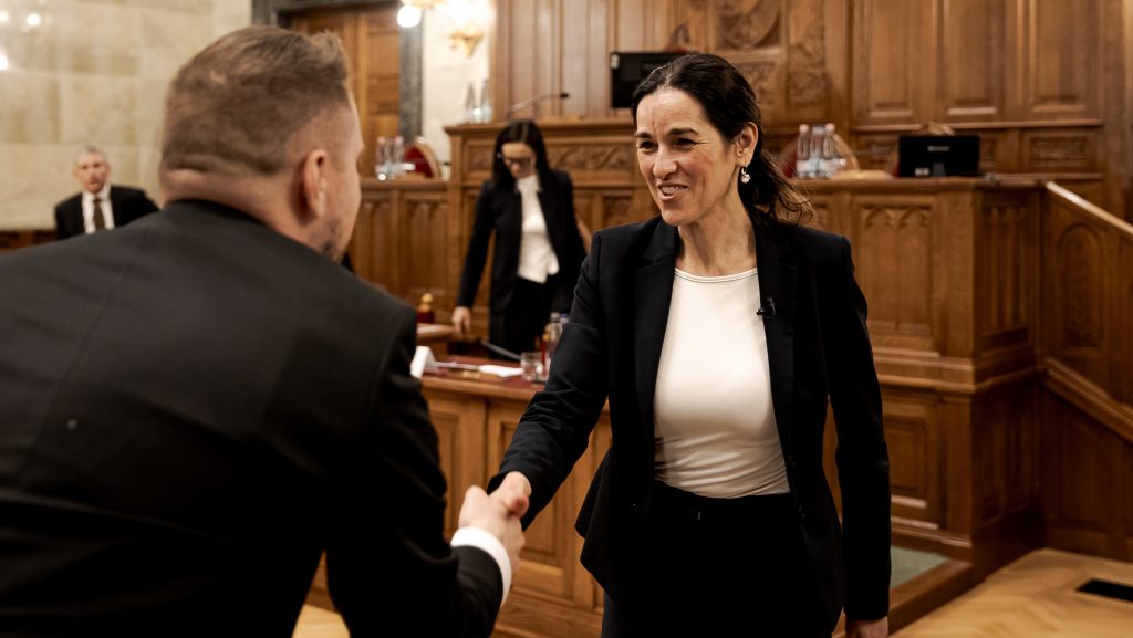 Felmentettek három nagykövetet