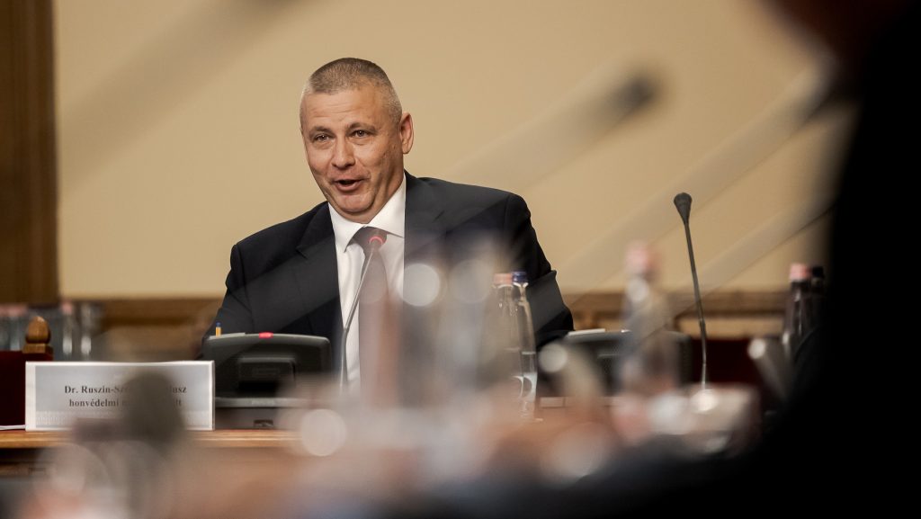 Ruszin-Szendi Romulusz: Társadalmi egyeztetésen van a „fiatalítás” címén eltávolított katonák visszavétele
