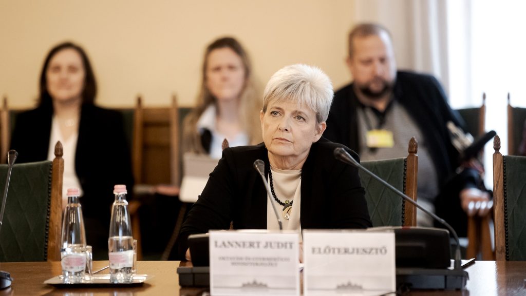 Oktatási miniszter: digitális tananyagokkal és kia