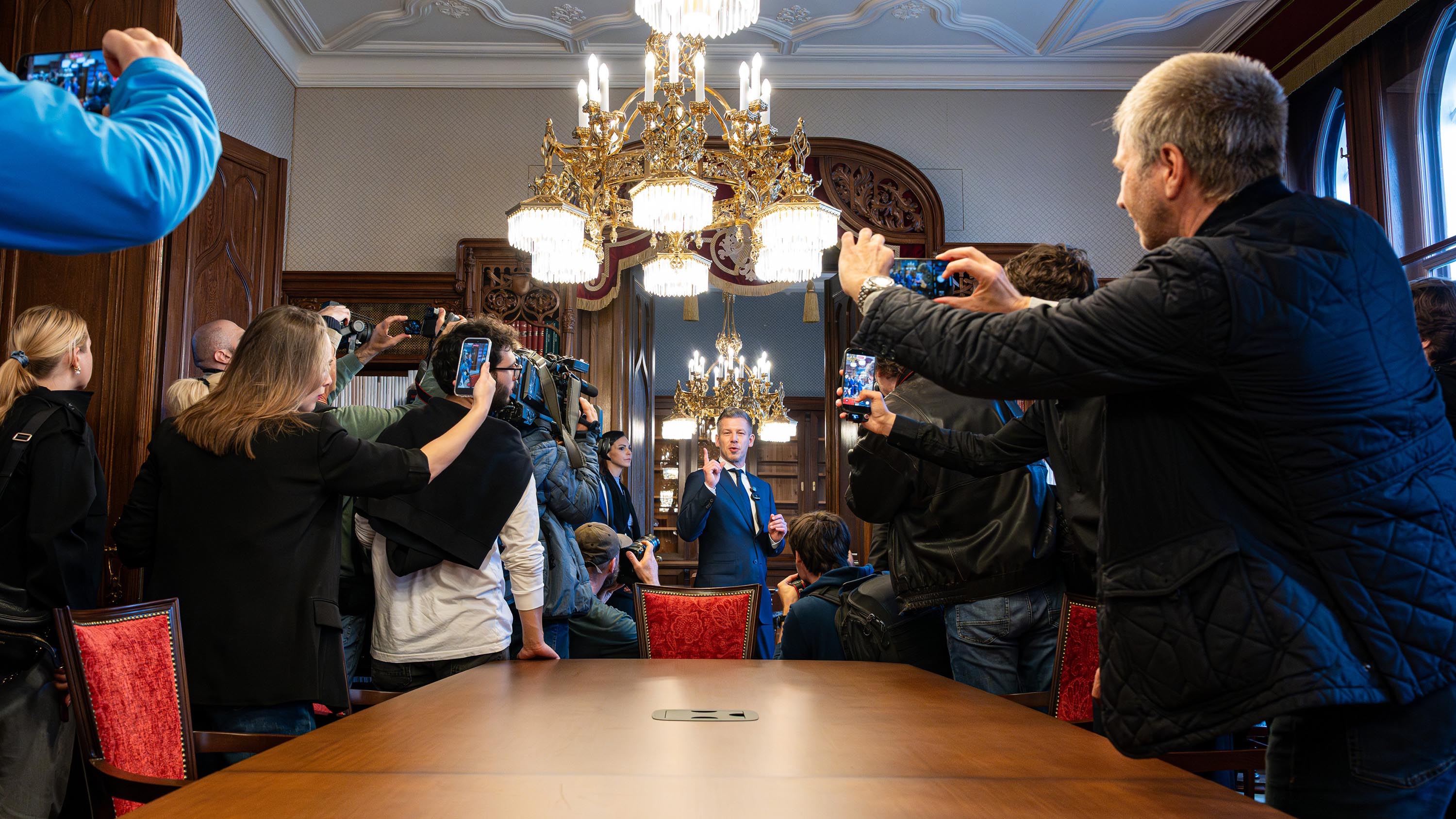 Magyar Péter a Belügyminisztérium bejárásán a Budai Várban, 2026. május 16-án.