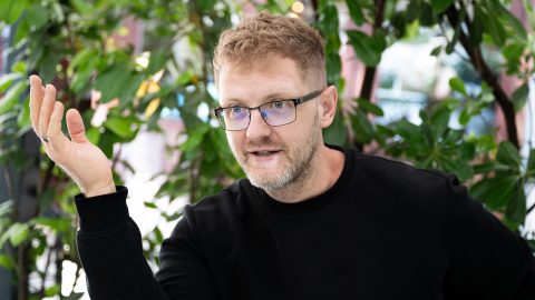 Hodász András szolgálat alól felmentett római katolikus pap, influenszer, youtuber, újságíró. Interjú 2026. május 21-én Budapesten.