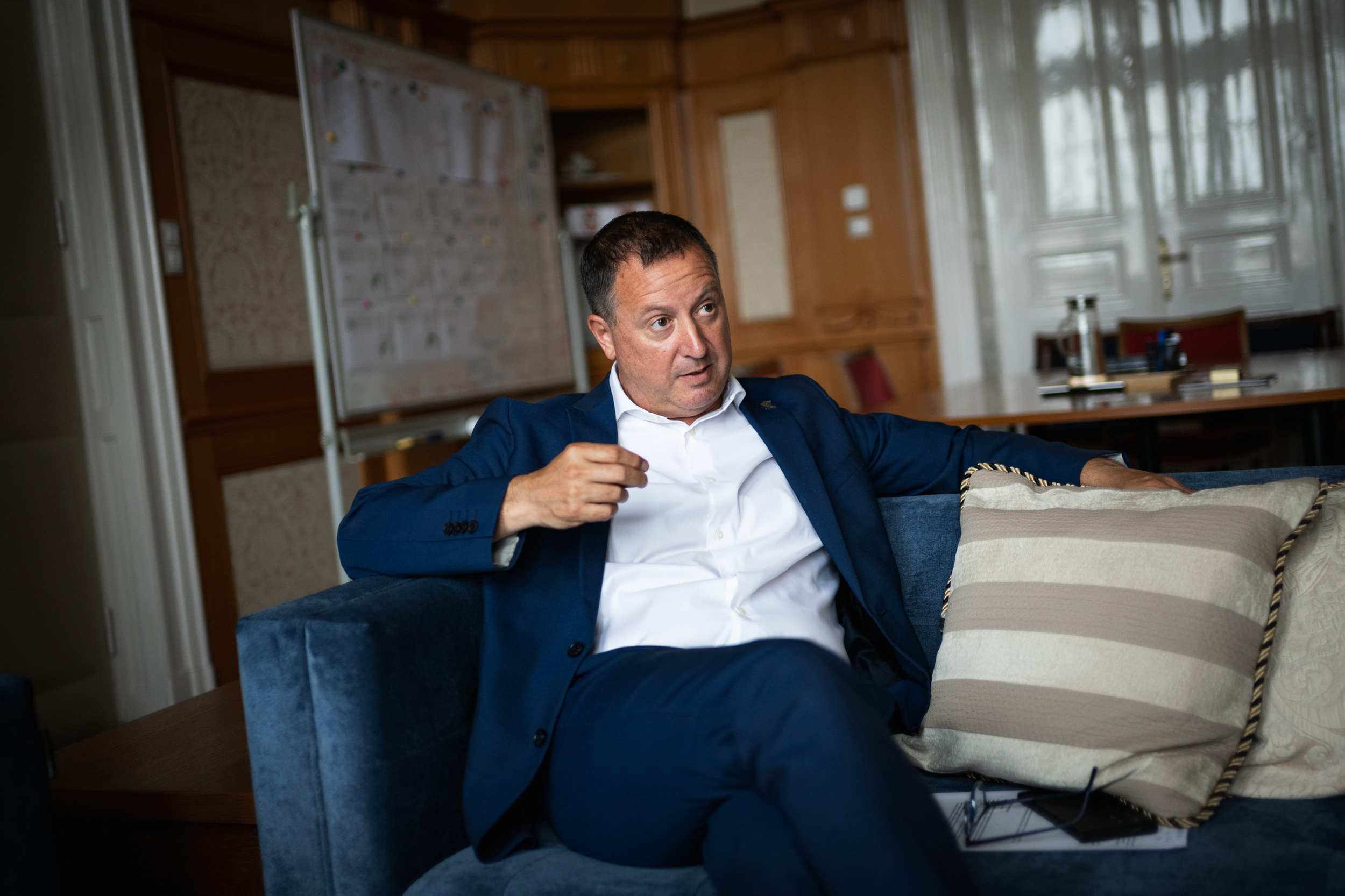 „A kormányhoz kötődő embereket ki kell zárni a kuratóriumokból” – interjú Bruno van Pottelsberghe Corvinus-rektorral 1 Bruno van Pottelsberghevel, a Budapesti Corvinus Egyetem rektorával készült interjú az egyetemen 2026. június 1-jén.