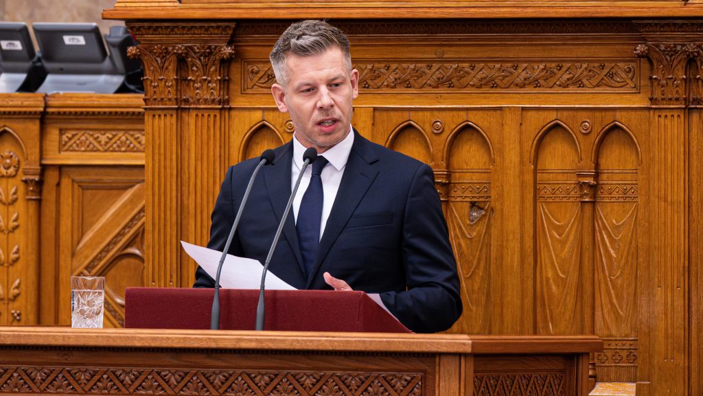 Ma ismét ülésezik a parlament, Magyar Péter újra egyesével szidhatja össze a fideszeseket