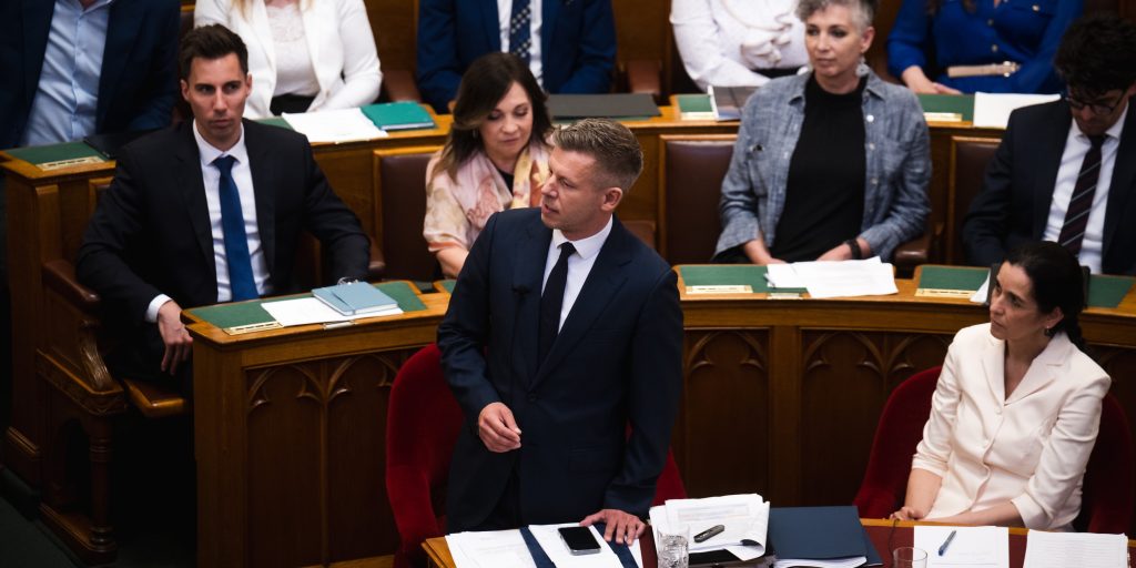 Magyar Péter felszólal a parlamentben, terítéken a Szuverenitásvédelmi Hivatal
