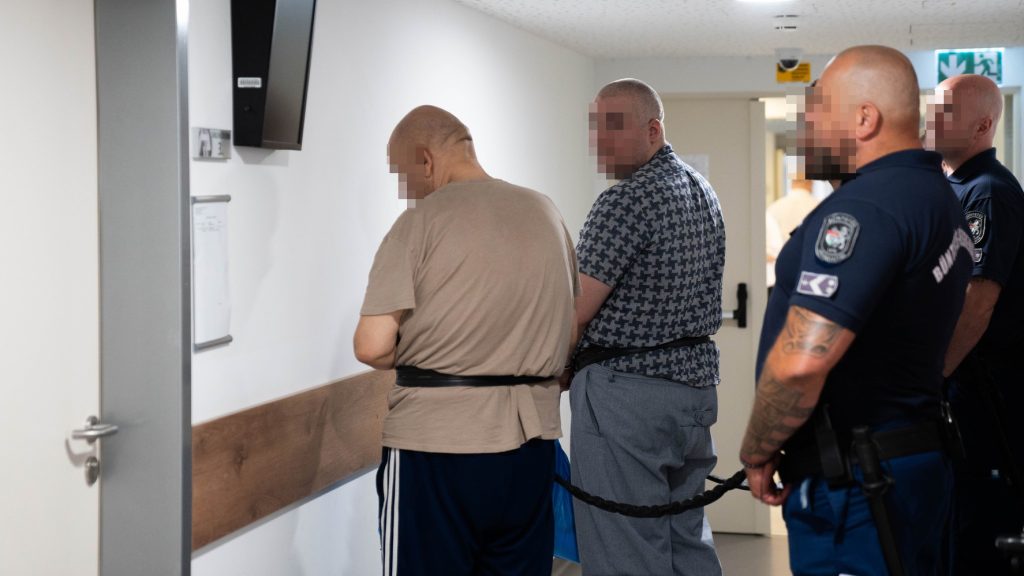 „Te normális vagy, odaviszed a vak apádat, hogy megölje az apukámat?” – kifakadtak a bíróságon a lemészárolt rockzenész családtagjai