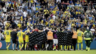 Christian Eriksen a saját lábán hagyta el a pályát.