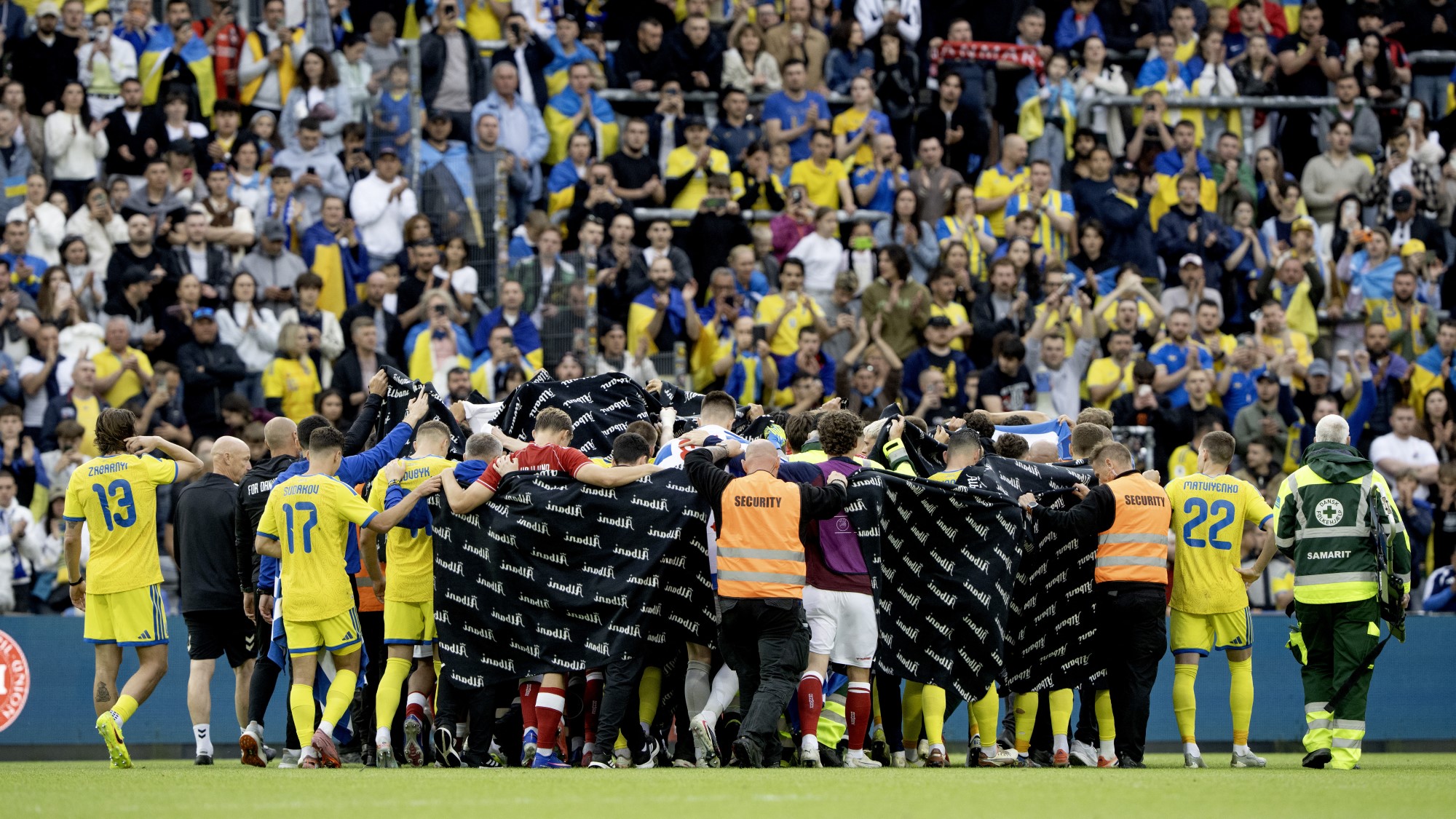 Christian Eriksen a saját lábán hagyta el a pályát.
