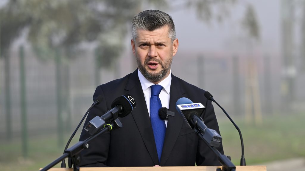 Körtvélyesi Attila polgármester beszédet mond a nagykőrösi vasútállomás P+R parkolójának átadásán 2025. november 10-én.