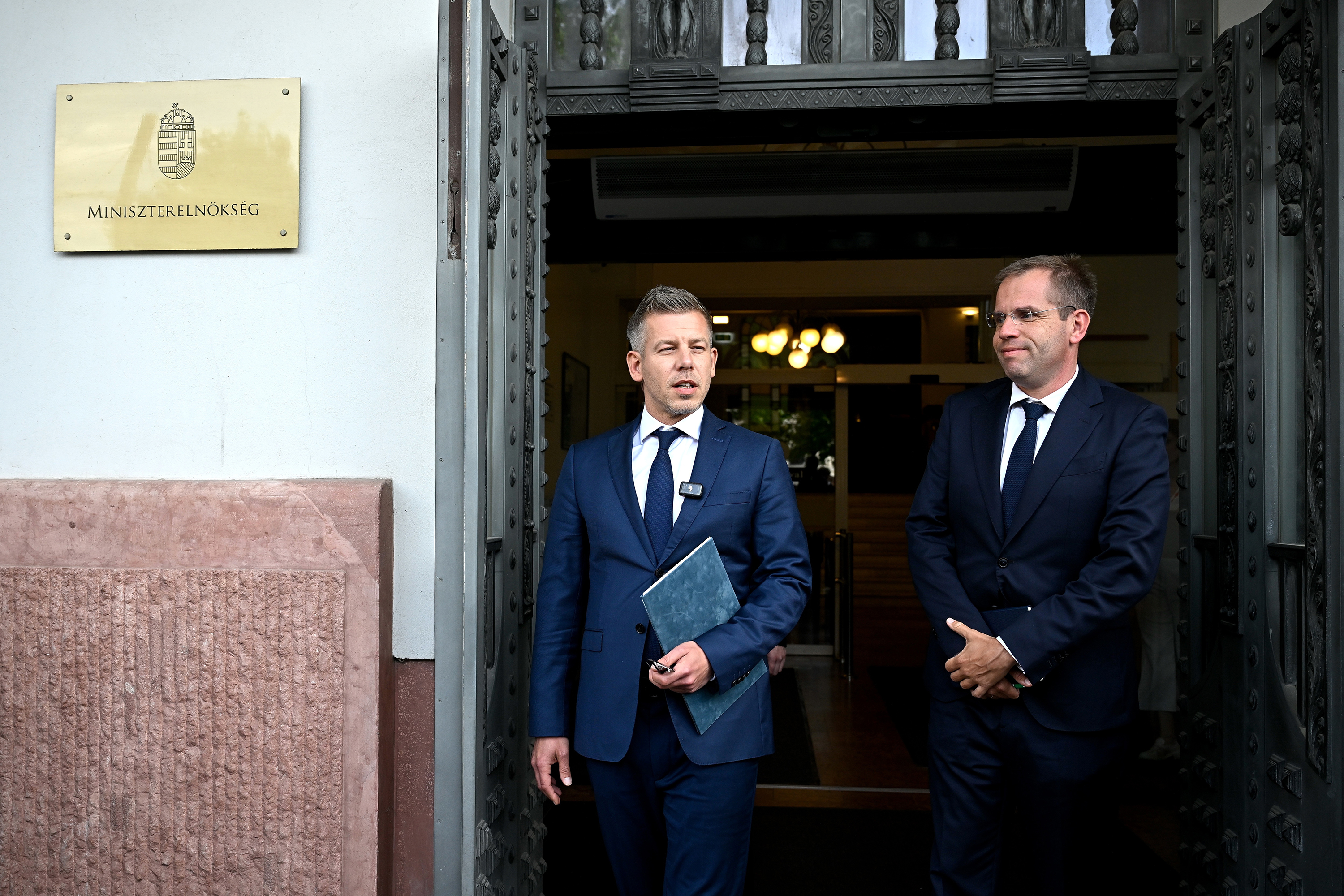Magyar Péter miniszterelnök a kormányzati átadás-átvétel után tartott sajtótájékoztatóra érkezik a korábbi Miniszterelnökség épülete előtt 2026. május 14-én. Jobbról Ruff Bálint, a Miniszterelnökséget vezető miniszter.
