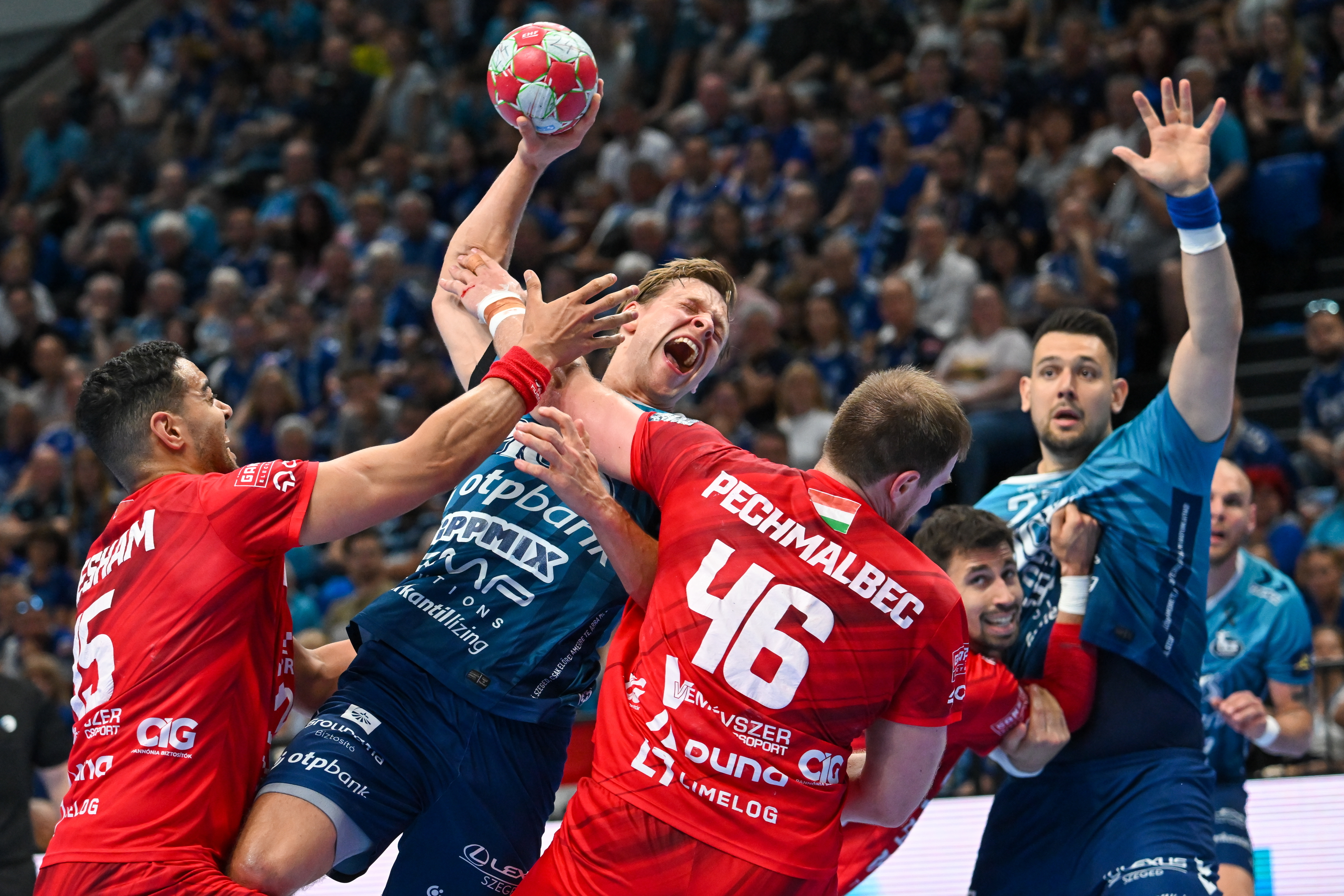 Szeged, 2026. június 2. Ahmed Hesham (b) és Dragan Pechmalbec, a Veszprém valamint Janus Dadi Smarason (b2) és Bánhidi Bence (j), a Szeged játékosai a férfi kézilabda NB I döntõjében játszott OTP Bank-Pick Szeged - One Veszprém HC második mérkõzésen a szegedi Pick Arénában 2026. június 2-án.