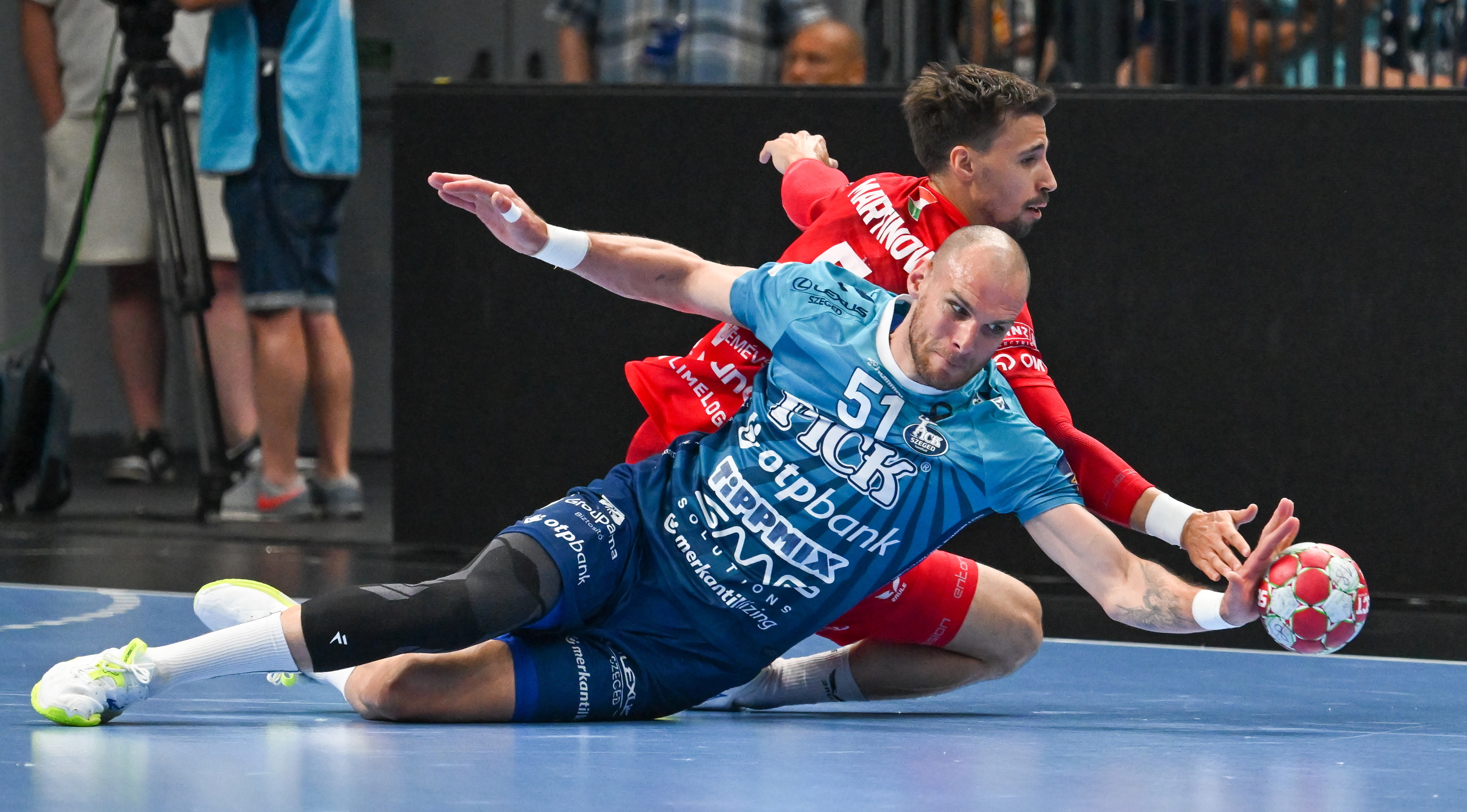 Szeged, 2026. június 2. Ivan Martinovic (hátul), a Veszprém és Borut Mackovsek, a Szeged játékosa a férfi kézilabda NB I döntõjében játszott OTP Bank-Pick Szeged - One Veszprém HC második mérkõzésen a szegedi Pick Arénában 2026. június 2-án.