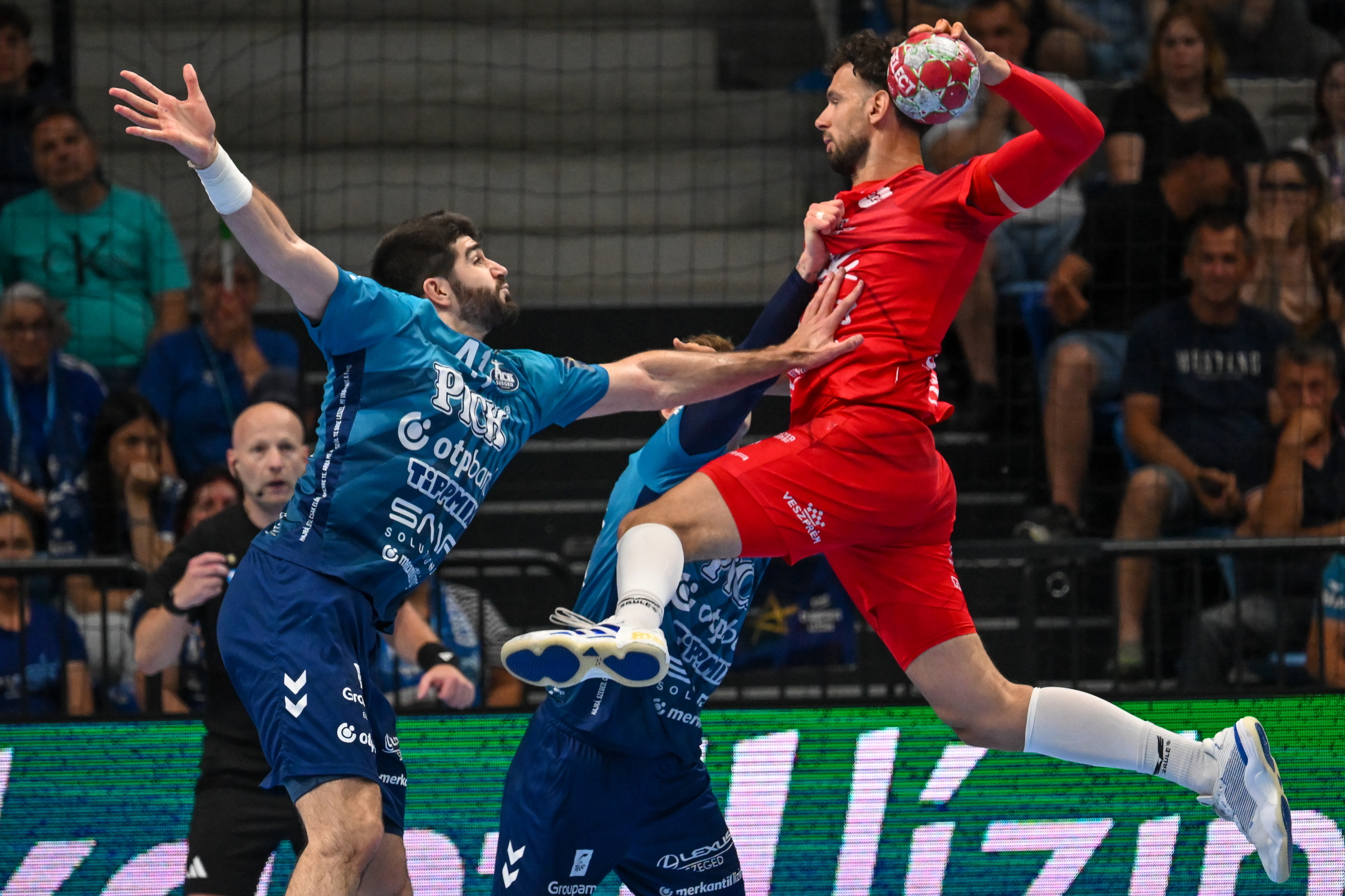 Szeged, 2026. június 2. Nedim Remili, a Veszprém (j) és Imanol Garciandia, a Szeged játékosa a férfi kézilabda NB I döntõjében játszott OTP Bank-Pick Szeged - One Veszprém HC második mérkõzésen a szegedi Pick Arénában 2026. június 2-án.
