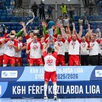A győztes Veszprém játékosai ünnepelnek a kupával.