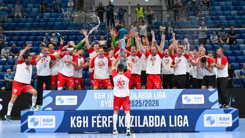 A győztes Veszprém játékosai ünnepelnek a kupával.