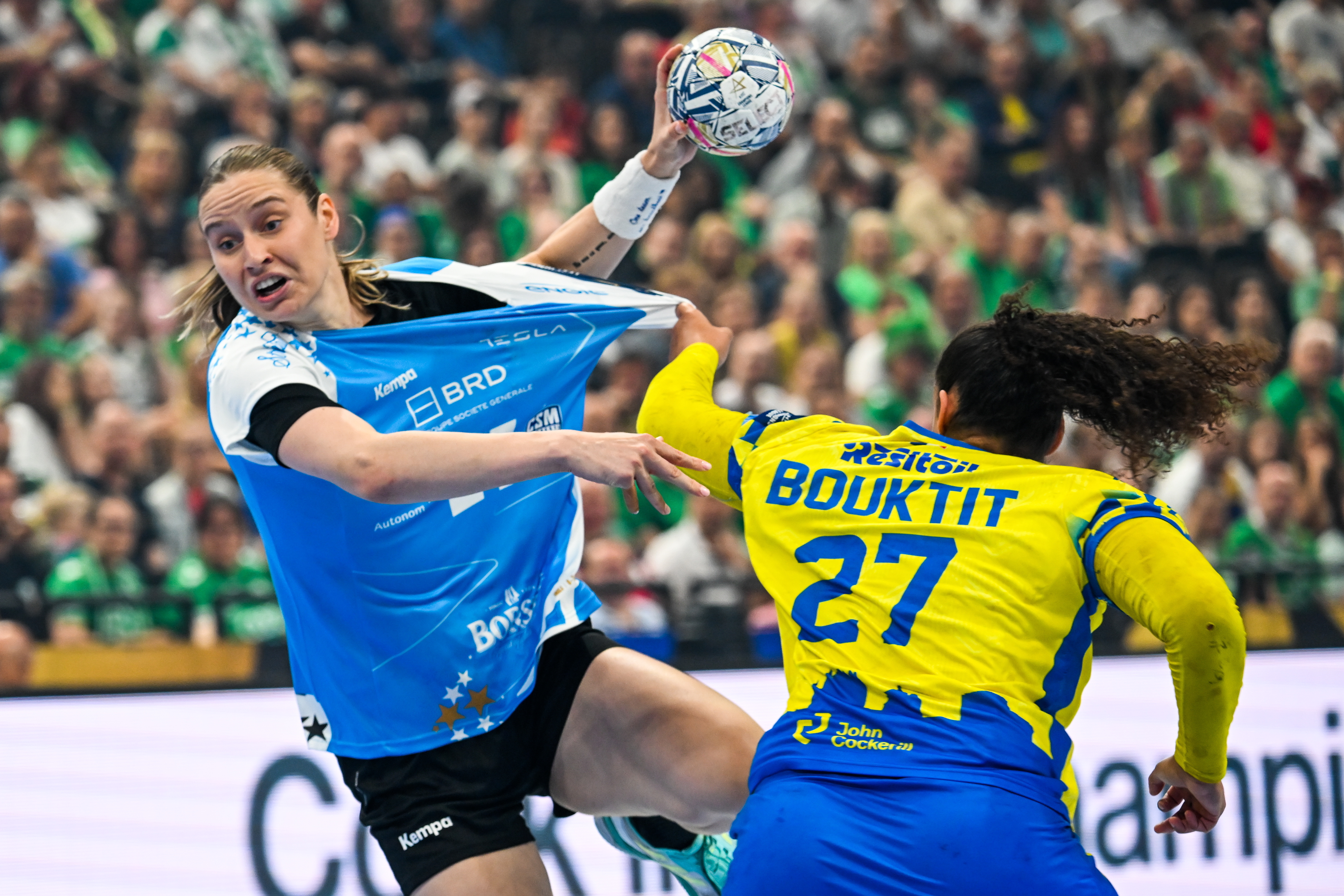 Valerija Maszlova, a CSM Bucuresti (b) és Sarah Bouktit, a Metz játékosa.