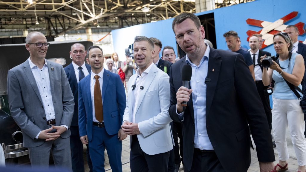 Magyar Péter repülővezetést imitált egy kisfiúval, Vitézy Lázárnak szúrt oda egy kiállítás megnyitóján