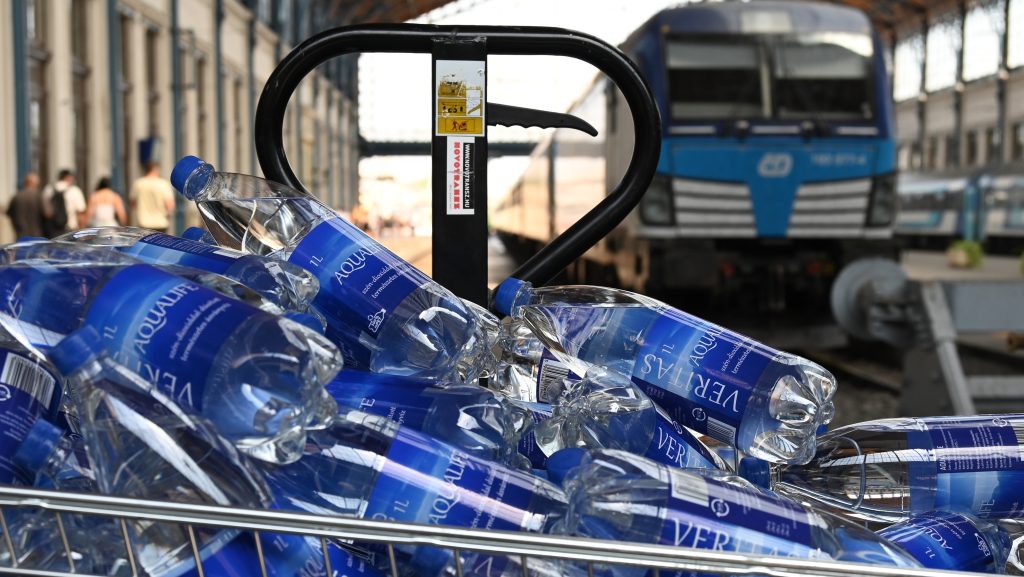 Rendkívüli hőség: vízosztással készül a MÁV