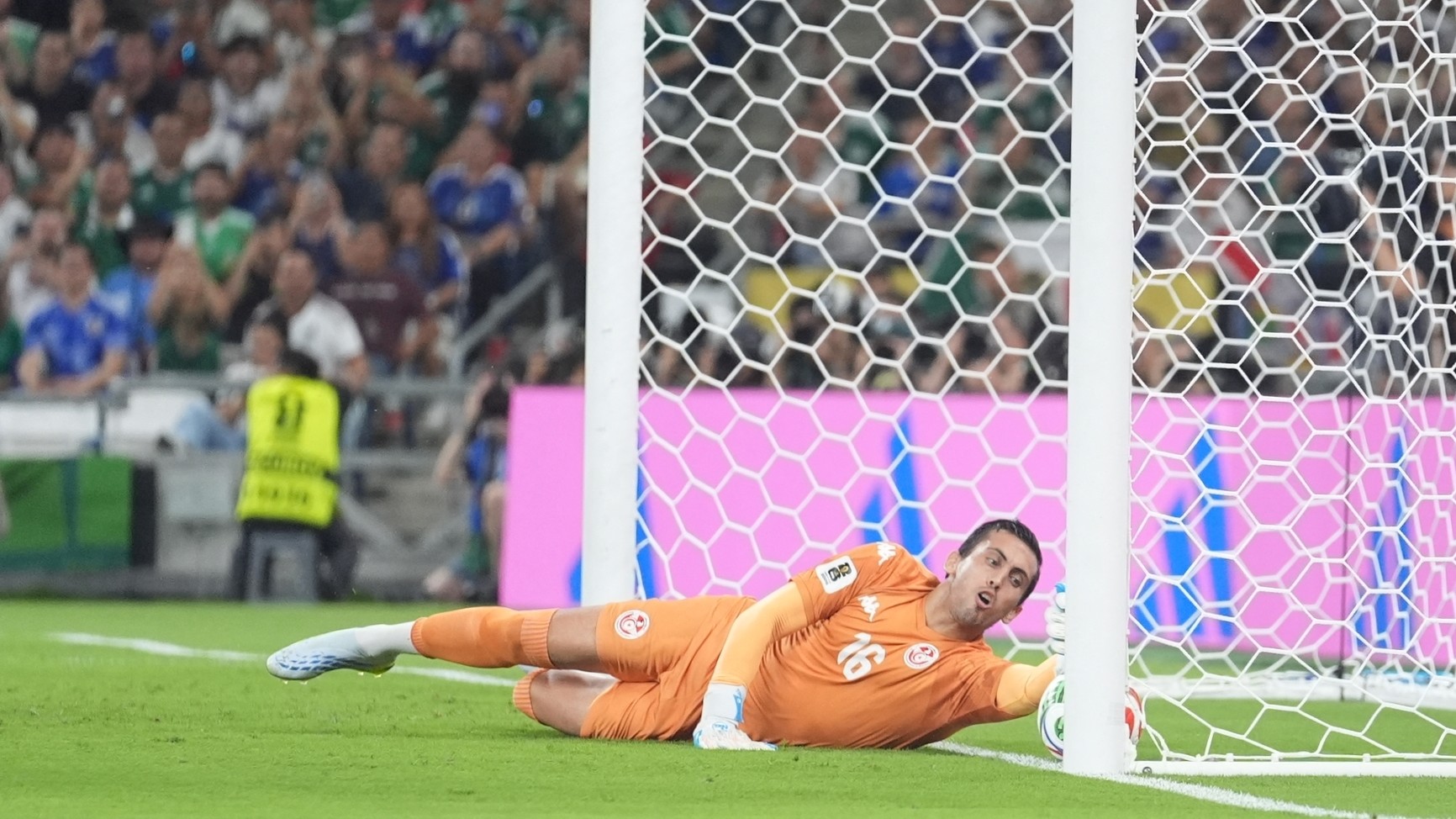 Dahmen gólvonalas mentése Tunézia és Japán mérkőzésén.